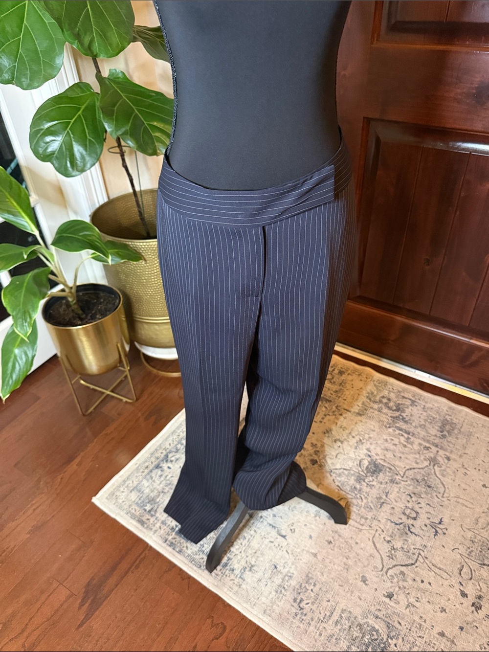 Tahari Navy Classic Corporate, Pinstriped pant suit size 4 - Picture 7 of 11